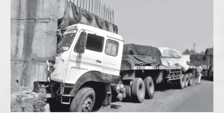 ट्रेलरच्या धडकेने पुलाचा लोखंडी सांगाडा कोसळला