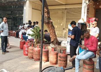 गॅस सिलिंडरसाठी भर उन्हात रांगा