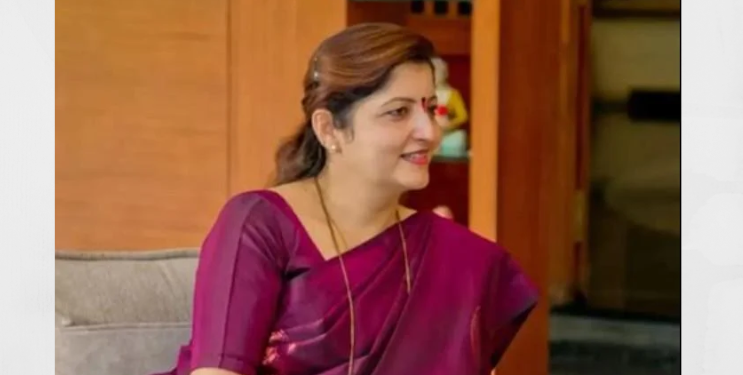 रुपाली चाकणकर यांचा राजीनामा