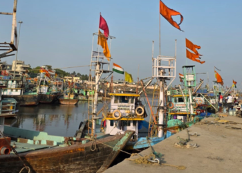 मच्छिमारांवर दुहेरी संकट