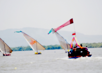 कुंडलिका खाडीत होड्यांच्या शर्यतीचा थरार