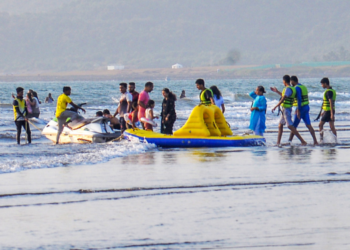 मुरुड समुद्रकिनारी पर्यटकांची रेलचेल