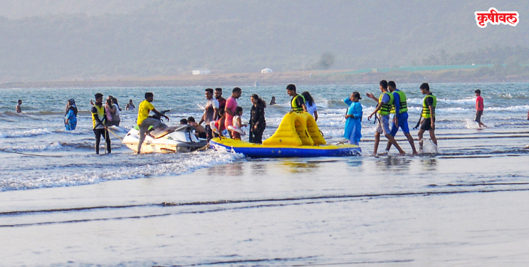 मुरुड समुद्रकिनारी पर्यटकांची रेलचेल