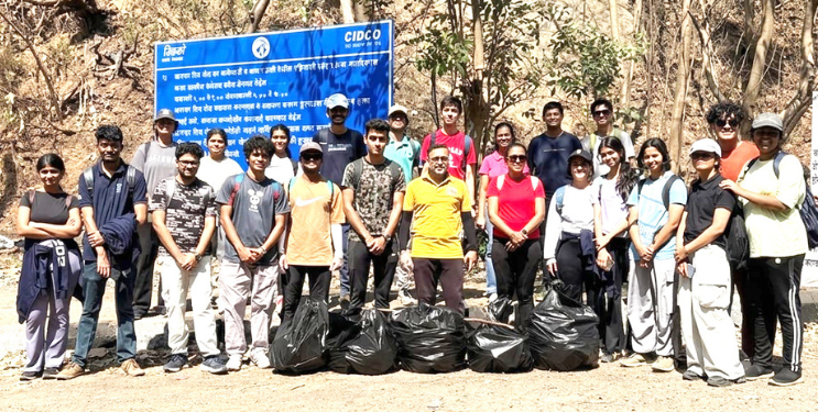 खारघर टेकड्यांवर स्वच्छता मोहीम