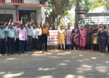 सरकारी कर्मचारी रस्त्यावर