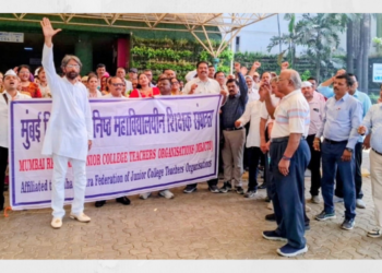 शिक्षकांचा शिक्षण मंडळावर मोर्चा