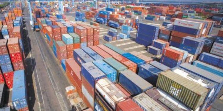 कांद्याचे 500 कंटेनर्स अडकले; शेतकरी चिंतेत