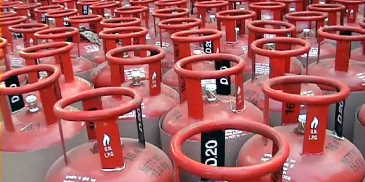 गॅसचे बाटले सापडल्याप्रकरणी गुन्हा दाखल