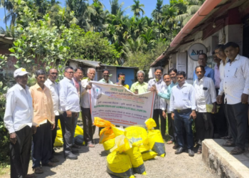 चौलमध्ये नारळ बागायतदारांना खत वाटप