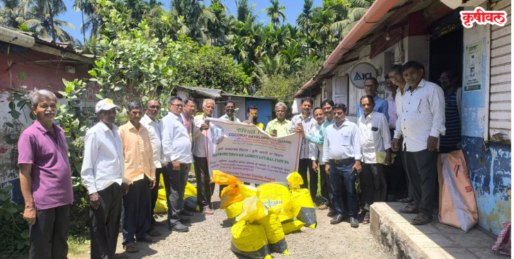 चौलमध्ये नारळ बागायतदारांना खत वाटप