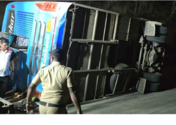 मुंबई- गोवा महामार्गावर बस पलटी; दोघांचा मृत्यू