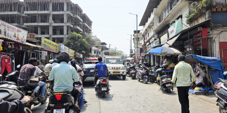 अतिक्रमणाने नागरिकांचा श्वास कोंडला