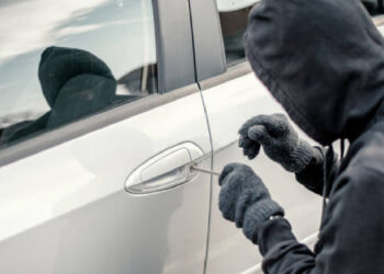 कारची काच फोडून लाखोंचा ऐवज लंपास