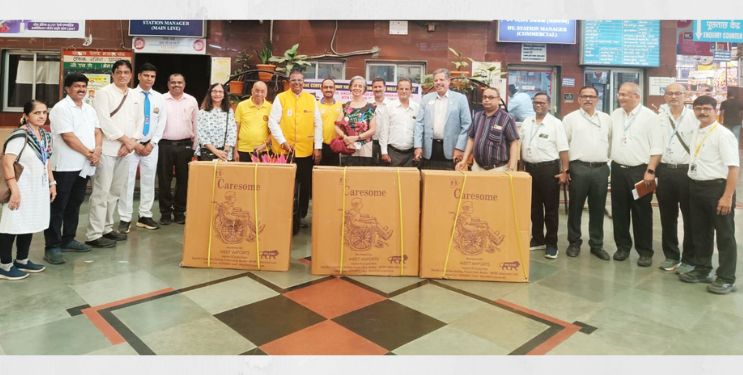 मध्य रेल्वेच्या स्टेशनला व्हीलचेअरचे वाटप