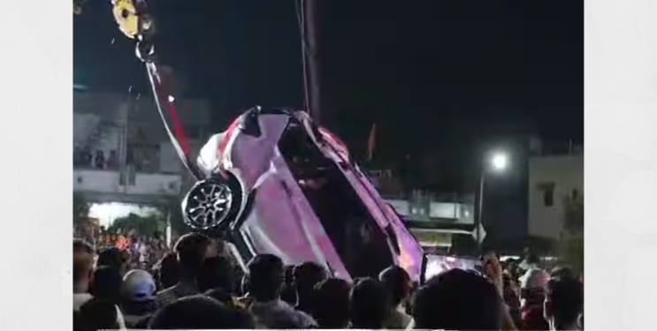 भरधाव कार विहिरीमध्ये कोसळली; नऊ जणांचा मृत्यू