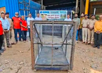 वन विभागाकडून आधुनिक सापळा हस्तांतरण