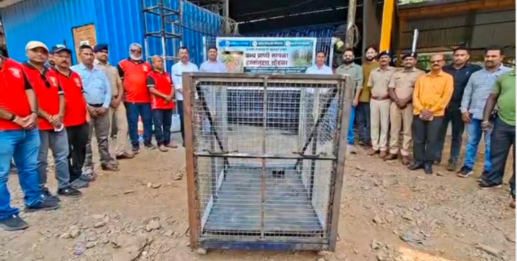वन विभागाकडून आधुनिक सापळा हस्तांतरण