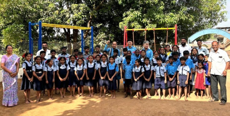 विद्यार्थ्यांसाठी आधुनिक खेळणी भेट