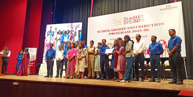 विद्यार्थ्यांना शिष्यवृत्ती वाटप