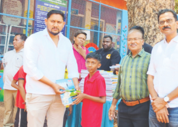 विद्यार्थ्यांना शैक्षणिक साहित्याचे वाटप