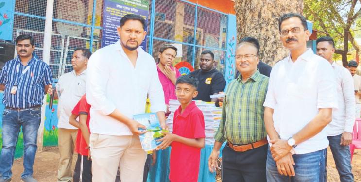 विद्यार्थ्यांना शैक्षणिक साहित्याचे वाटप