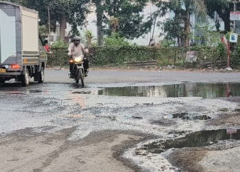 रोहा-कोलाड रस्त्यालगत जलवाहिनीला गळती