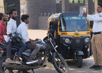 विना हेल्मेट चालकांवर वाहतूक पोलिसांकडून कारवाई