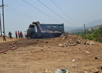 विद्युत तारेचा स्पर्श झाल्याने डंपरला आग