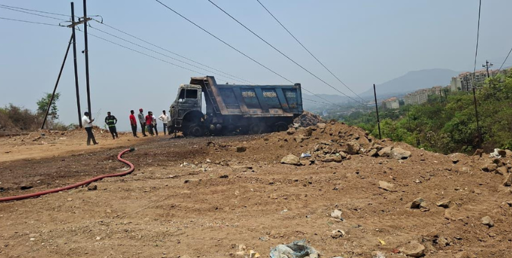 विद्युत तारेचा स्पर्श झाल्याने डंपरला आग