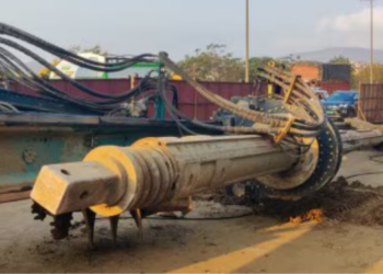 खोदकामाचे यंत्र अंगावर पडून पोलिसाचा मृत्यू