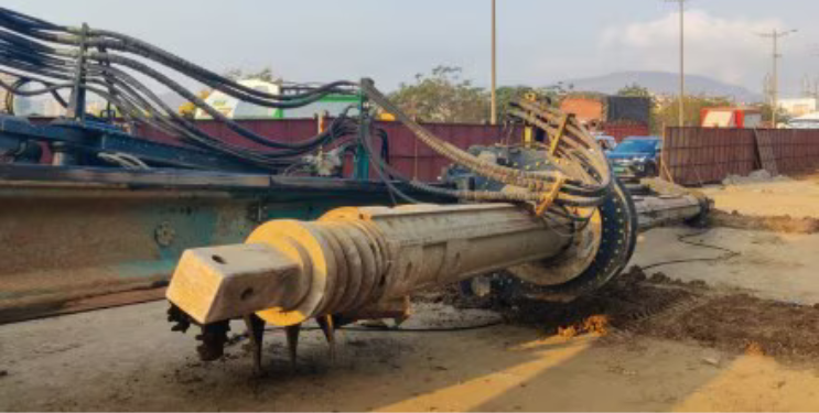 खोदकामाचे यंत्र अंगावर पडून पोलिसाचा मृत्यू