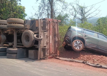 म्हसळ्यात ओव्हरलोड बॉक्ससाईड ट्रेलर पलटी