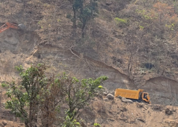 चिंचवली डिकसळमध्ये डोंगर पोखरला