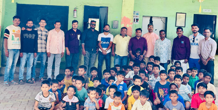 आश्रम शाळेतील विद्यार्थ्यांना तांदूळ वाटप