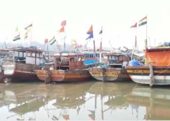 एक महिनाआधीच बोटी किनारी