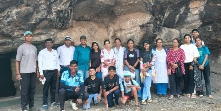 गोमाशी लेणीवर स्वच्छता मोहीम