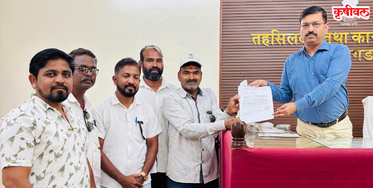 खुरावले फाटा येथे गतिरोधक बसवण्याची मागणी