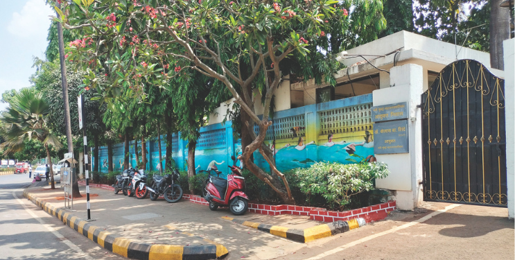 आयुक्तांच्या निवासस्थानासमोरच नियमांची पायमल्ली