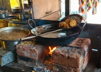 कळंबच्या बटाटावड्याला चुलीवरची चव