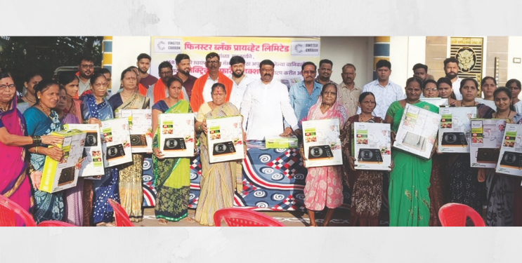 गृहिणींना इलेक्ट्रिक इंडक्शनचे वाटप