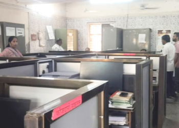 उरणमधील शासकीय कार्यालयात शुकशुकाट