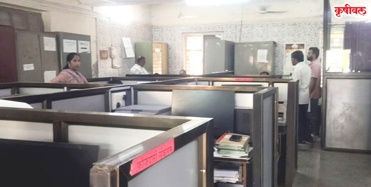 उरणमधील शासकीय कार्यालयात शुकशुकाट