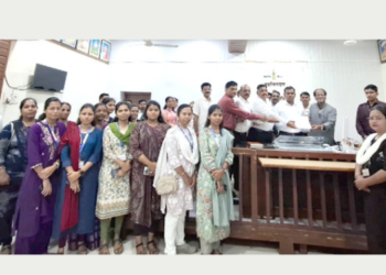 कर्मचाऱ्यांनी सरकारला धरले धारेवर