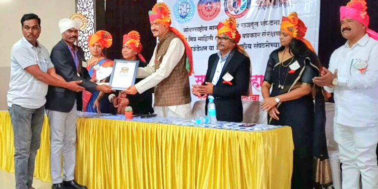 पीएनपीचे प्रा. मिलिंद घाडगे यांचा गौरव