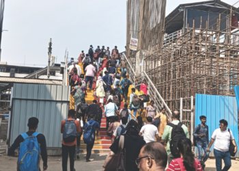 पुलावर छप्पर नसल्याने प्रवाशांचे हाल