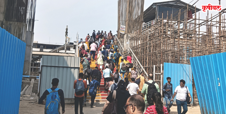 पुलावर छप्पर नसल्याने प्रवाशांचे हाल