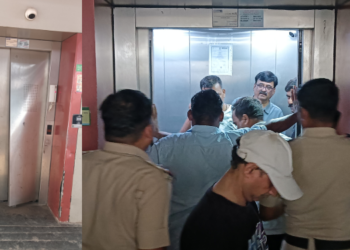 पनवेल रेल्वे स्थानकाच्या लिफ्टमध्ये बिघाड
