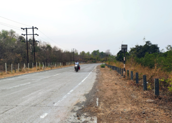 सुगवे पिंगळेवाडीतील रस्ता बनला धोकादायक