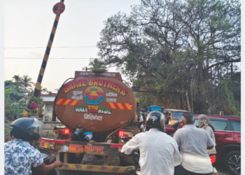 चोंढी रेल्वे फाटकावर वाहतूक कोंडी