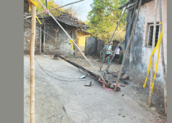 खाड्याचा पाडा गावातील विजेचे खांब कोसळले….